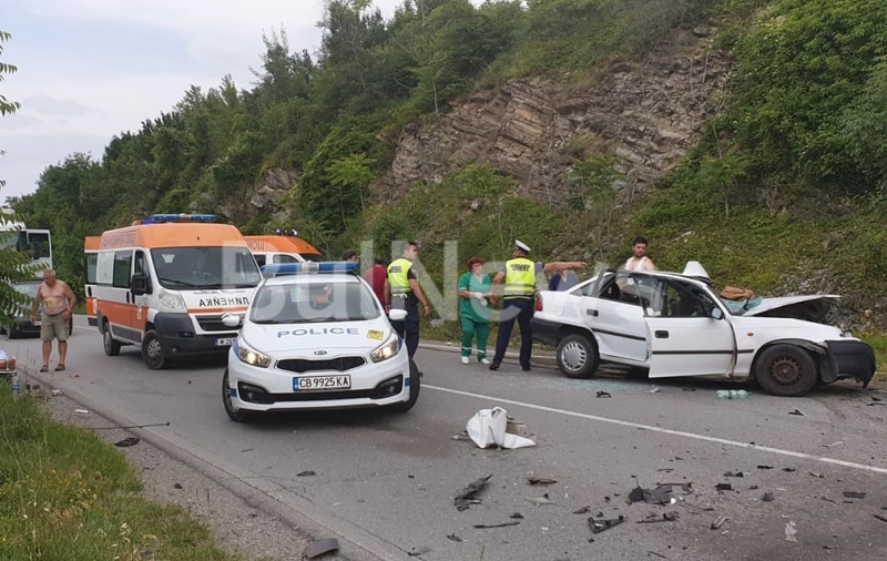 Мъж е загинал при катастрофата между лек и товарен автомобил