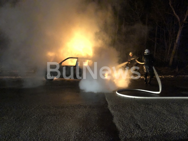 Лек автомобил Фолксваген Голф 3 се е запалил загадъчно на