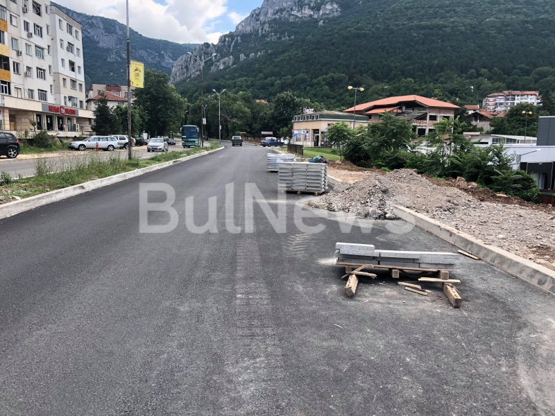 Безотговорно оставени палета с плочки на Крайречния булевард във Враца