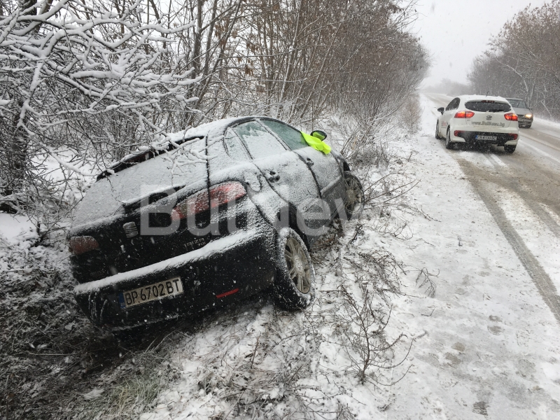 Снежното бедствие по пътищата във Врачанско продължава Втора кола се