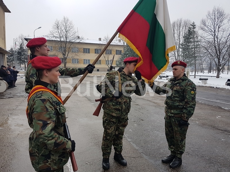Под звуците на духовия оркестър 13 военни от Враца целунаха
