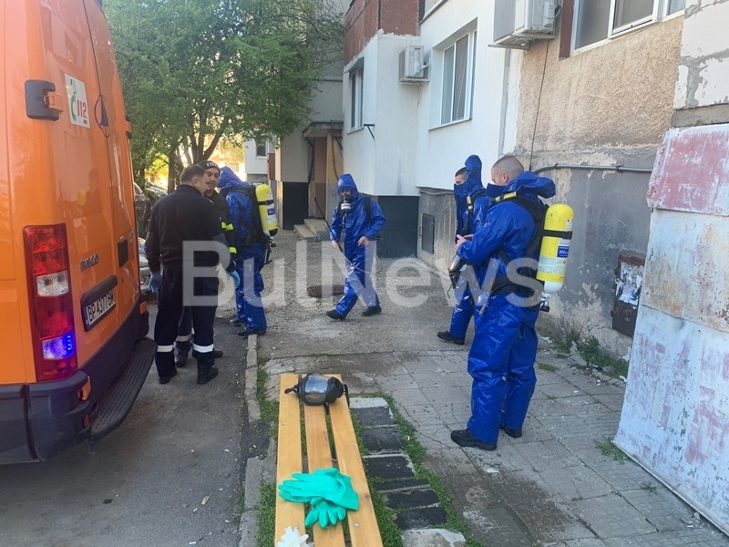 Пожарникари и медици спасяват мъж в тежко състояние във Враца