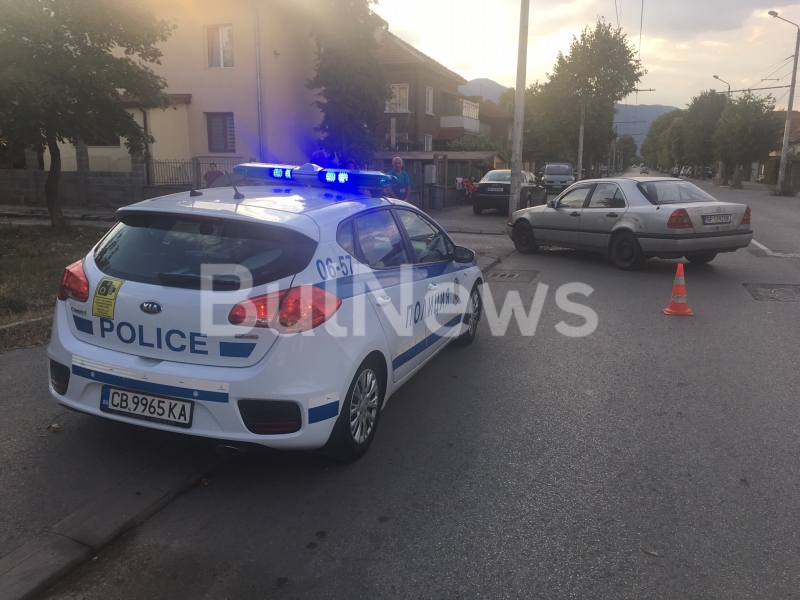 Мерцедес помете жена с инвалидна количка във Враца видя репортер