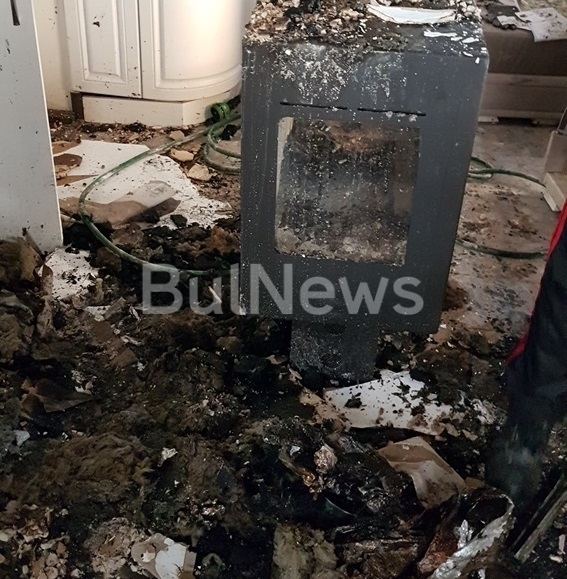 Огнен ад във Враца! Камина гръмна и подпали още едно жилище /снимки/