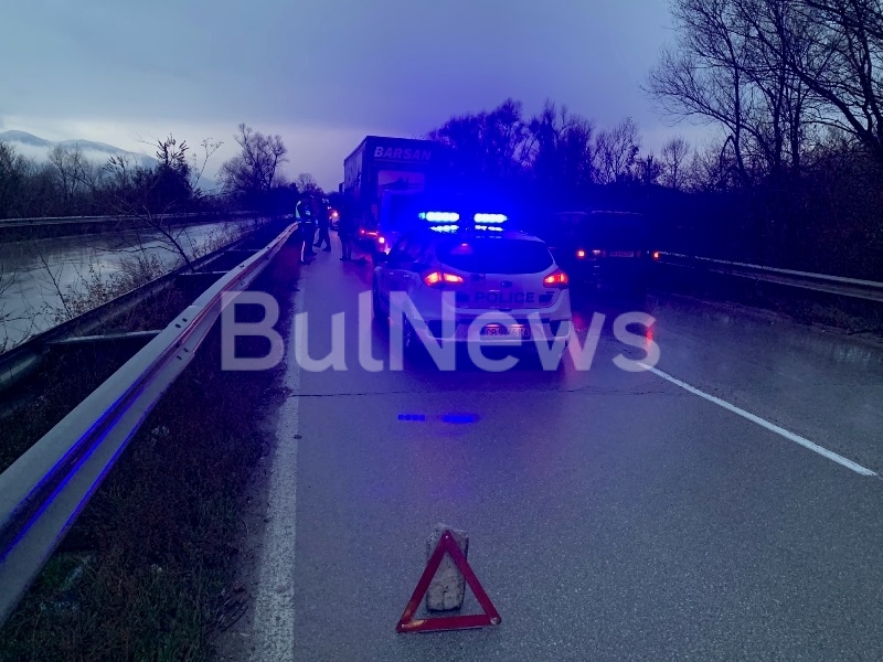 Турски ТИР и пътнически микробус са се ударили преди минути