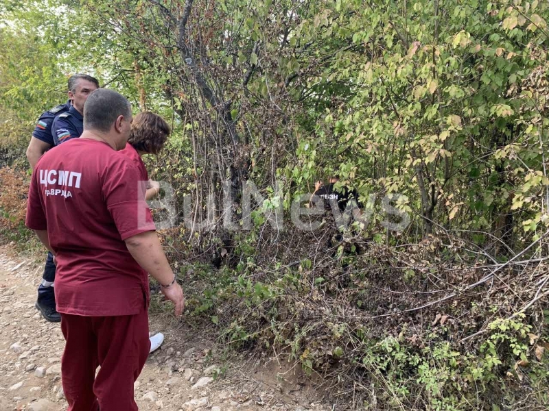 Викове за помощ от гъст храсталак привлекли вниманието на млад