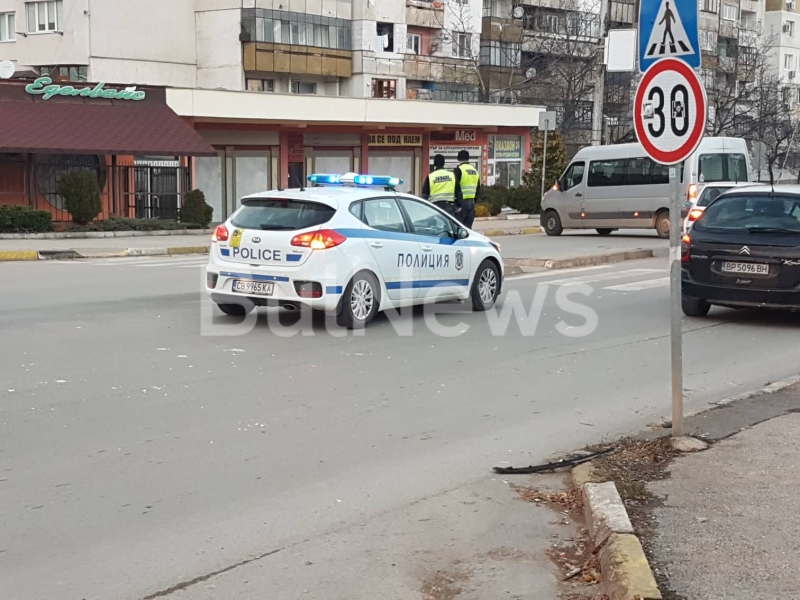 Лек автомобил Фолксваген Голф и бус с деца инвалиди се