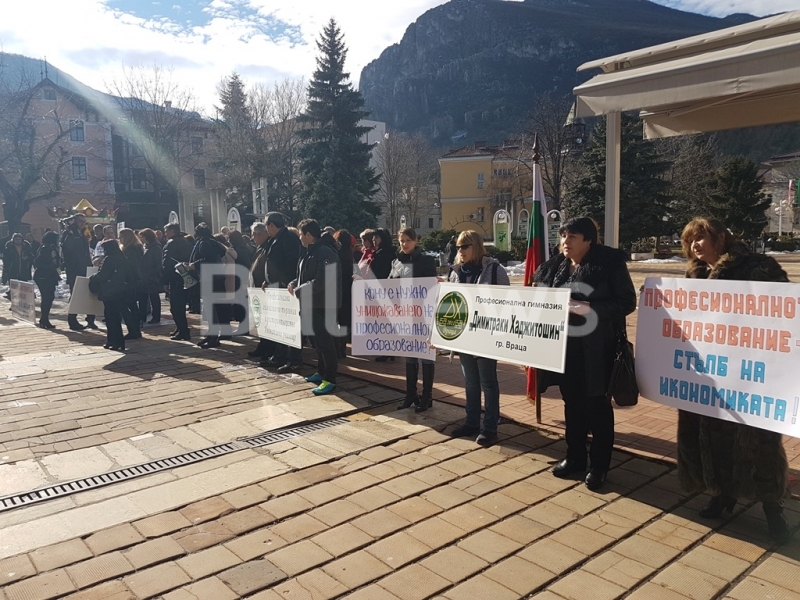 Професионалните гимназии във Враца излязоха на мирно шествие днес видя