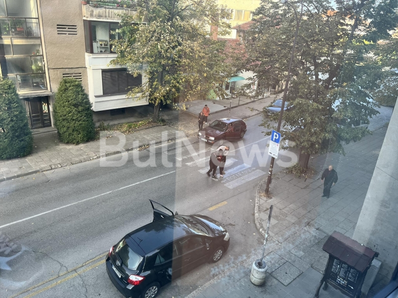 От последните минути! Възрастен шофьор блъсна жена в центъра на Враца, спътничката му вдигна скандал /снимки/