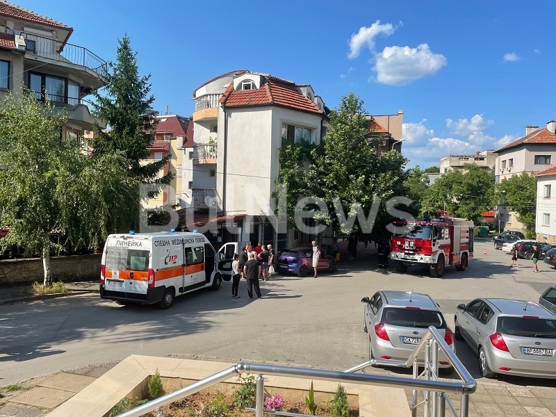 Жилищна сграда горя във Враца пожарникари евакуират жителите видя първо
