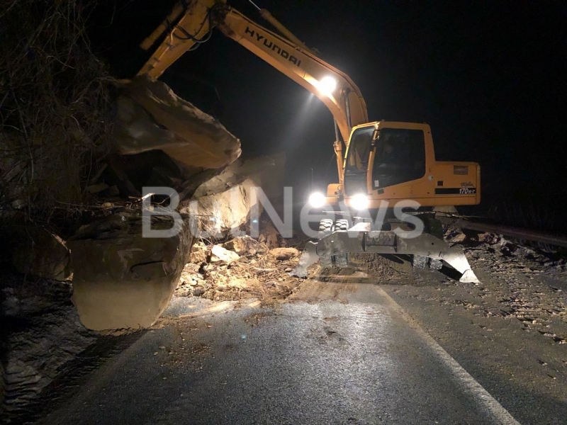 Паднали огромни скали са блокира напълно трафика по международния път