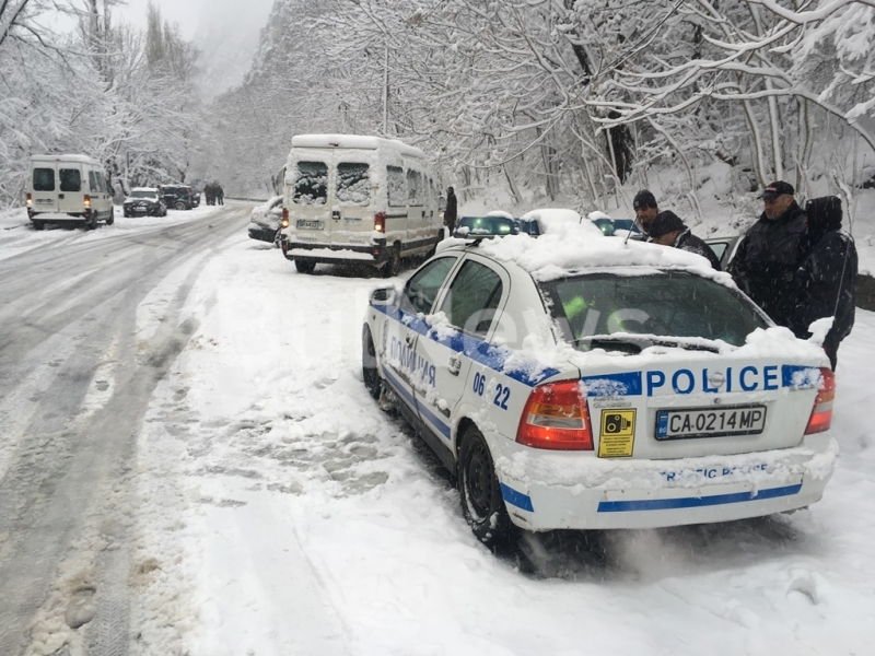 Снежната обстановка във Враца вече предизвика първата катастрофа. Кола се