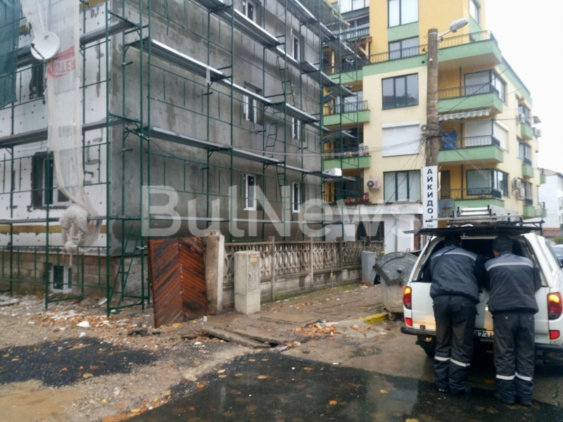 Пожар придружен със серия от тътени избухна тази сутрин в