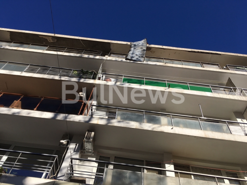 След бурния вятър: Ламарина надвисна застрашително над „Пробива“ във Враца /снимки/