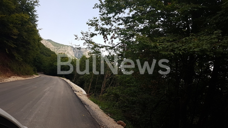 Усилена работа кипи на пътя за пещера Леденика видя екип