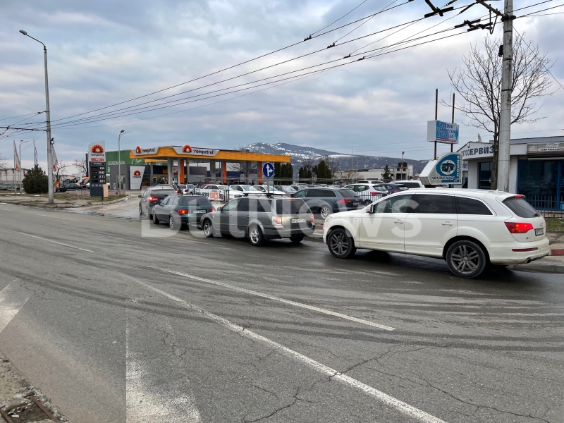 Огромни колони от леки автомобили и камиони са се образували