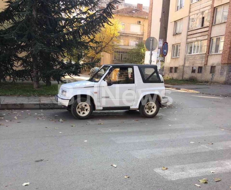 Изключително нагъл врачанин паркира джипката си по безобразен начин и