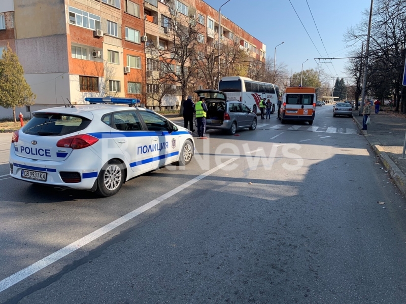 Възрастна жена е пострадала при катастрофа на булевард Втори юни