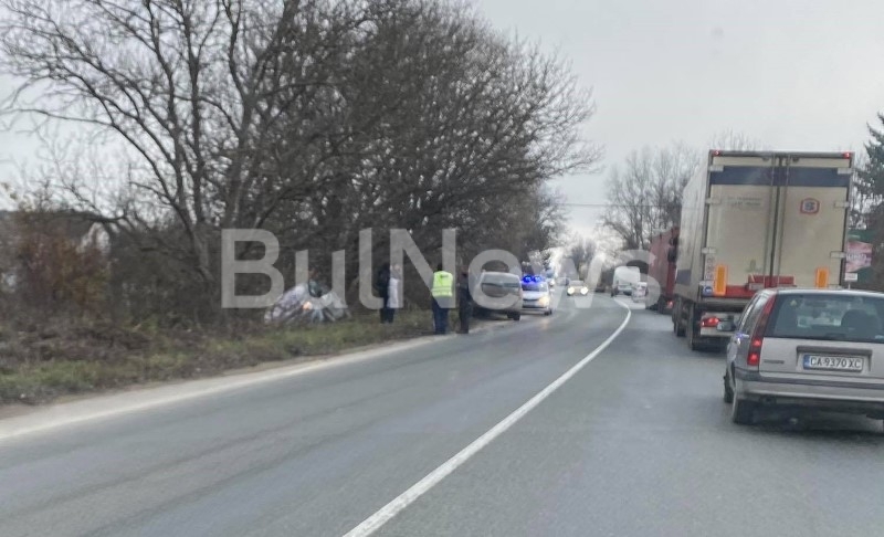 Семейство с дете е било пометено от Опел Зафира на