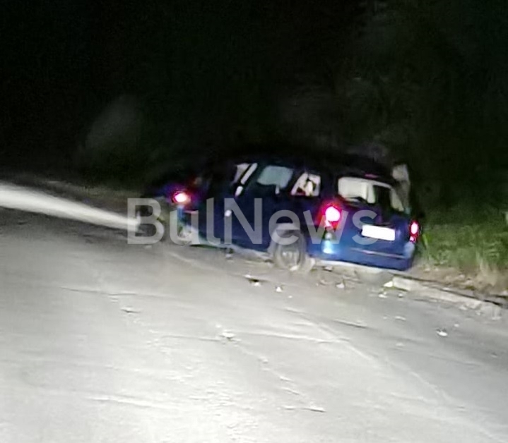 Млада шофьорка е катастрофирала с колата си снощи на влизане