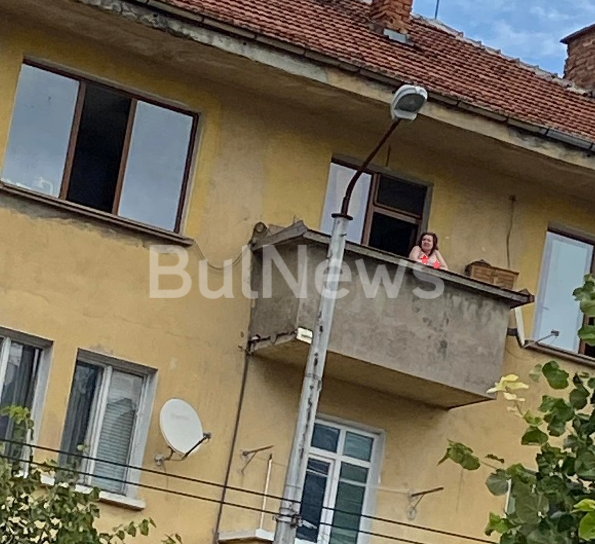 Разкрепостена жена показа гърдите си на тераса във Враца научи