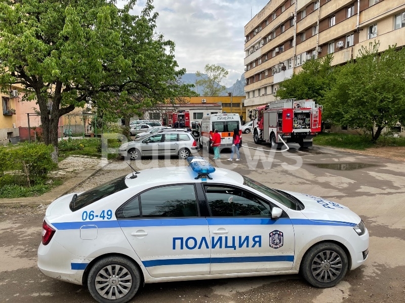 Голям пожар е избухнал преди минути в жилище във Враца