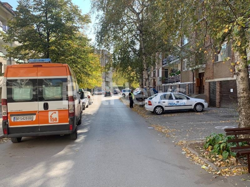 Полицаи и лекари окупираха жилищен блок в централната част на