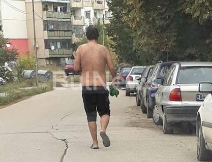 Притеснени родители сигнализираха в социалните мрежи че мъж на видима