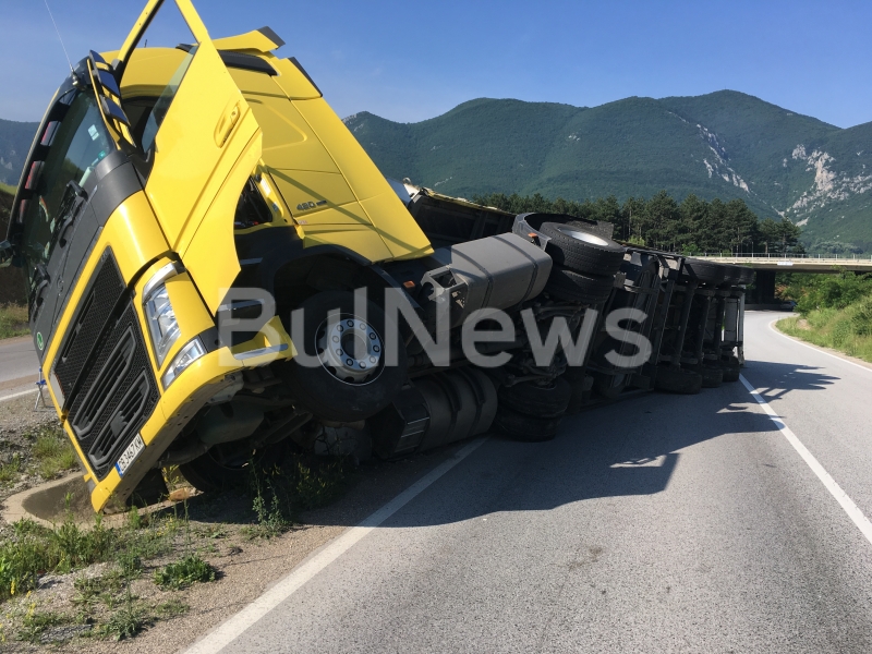 ТИР Волво със софийска регистрация се обърна на обходния път