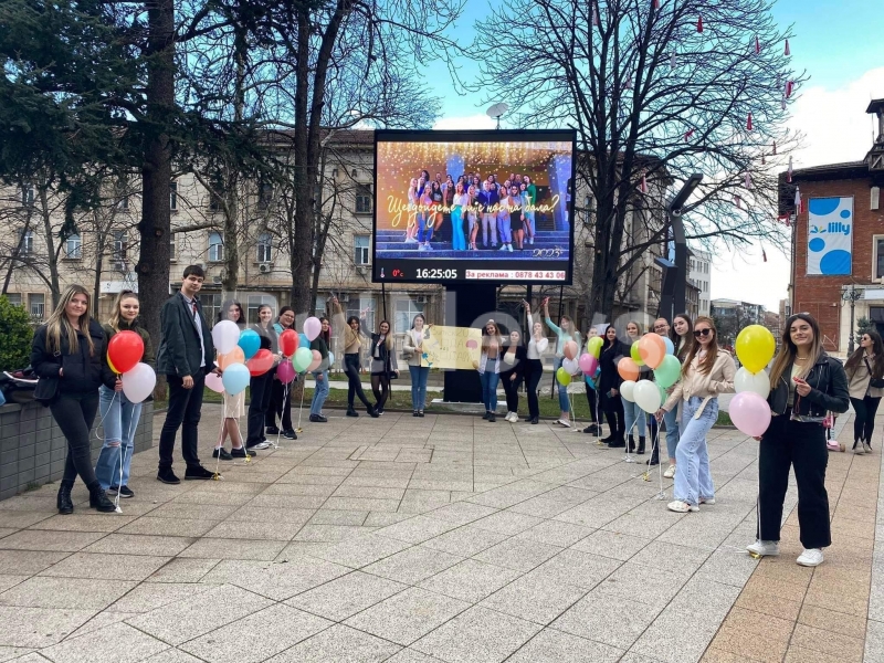 За учителя с любов! Ученици от ППМГ „Акад. Иван Ценов“ обраха овациите във Враца с невиждана изненада към класния си ръководител /снимки+видео/