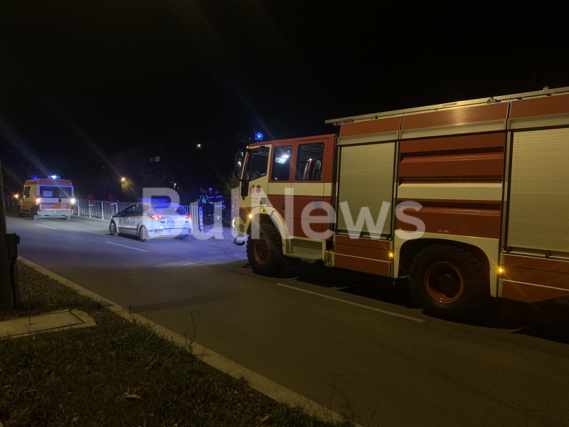 Лек автомобил е излетял от Крайречен булевард във Враца и