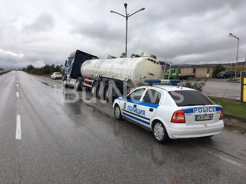 Нелеп инцидент! Румънски тираджия обърка скоростите и се катурна в канавка /снимки/