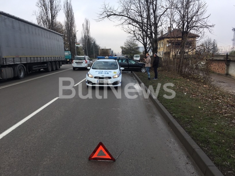 Млада жена е размазала Мерцедес а си в дърво на възлов