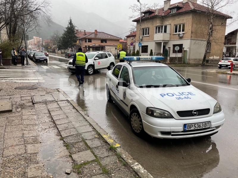 Служебна кола на ЧЕЗ помете БМВ на възлов булевард във