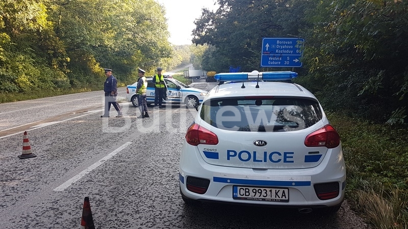 Катастрофирал ТИР е затапил напълно пътя от Враца за Оряхово