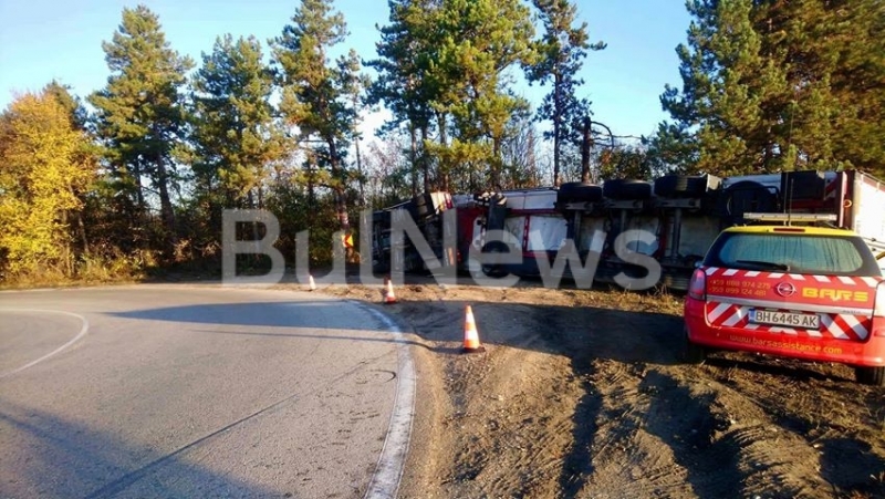 Турски ТИР е самокатастрофирал и се е обърнал рано тази