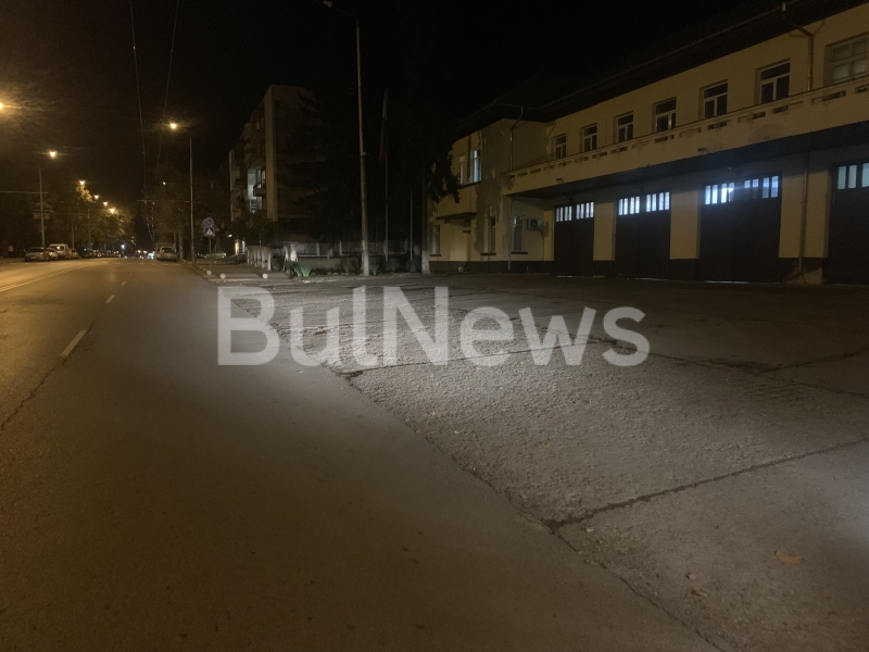 Преди минути пред сградата на пожарната във Враца е бил
