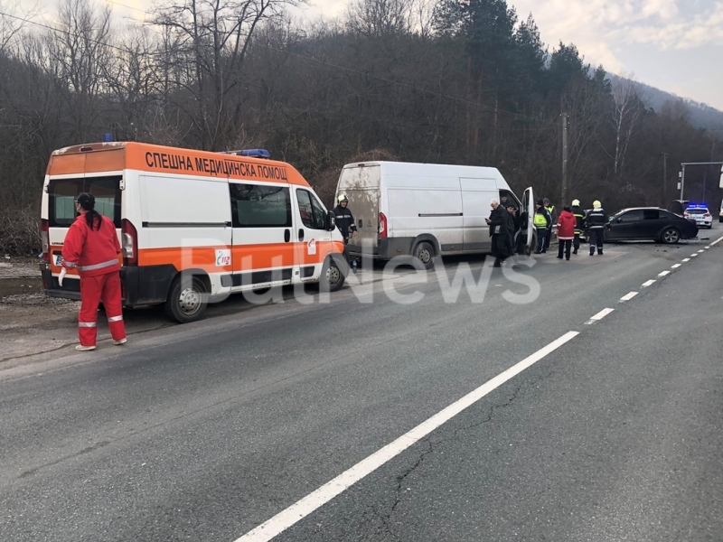 Шофьорът на лъскавото BMW което се размаза в бус на