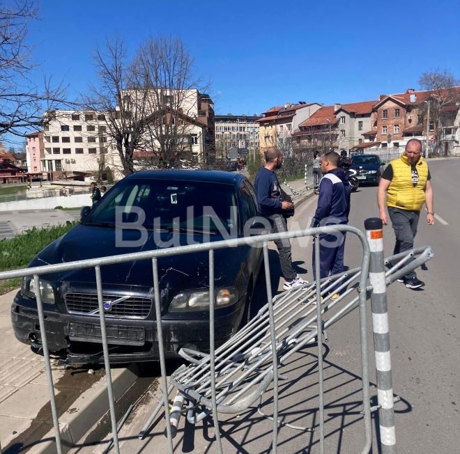 От последните минути! Пиян шофьор се заби в предпазната ограда на натоварен булевард във Враца /снимки/