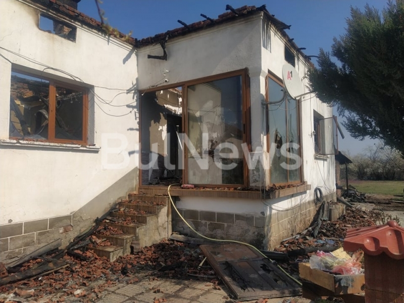 Голям пожар унищожи къщата на майка и син от врачанското
