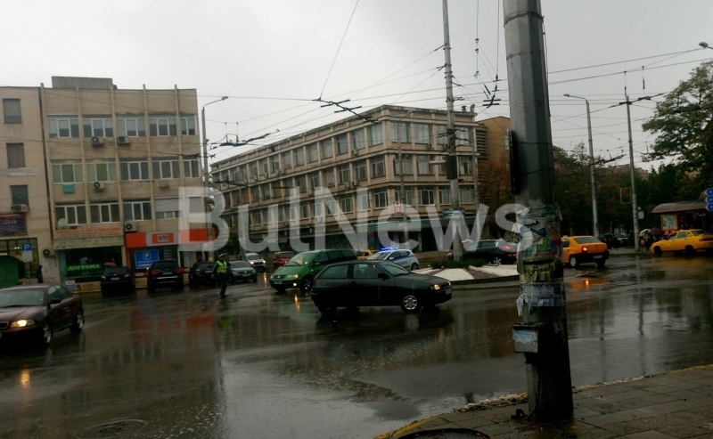 Пътно транспортно произшествие предизвика транспортен хаос на най натовареното кръстовище във Враца