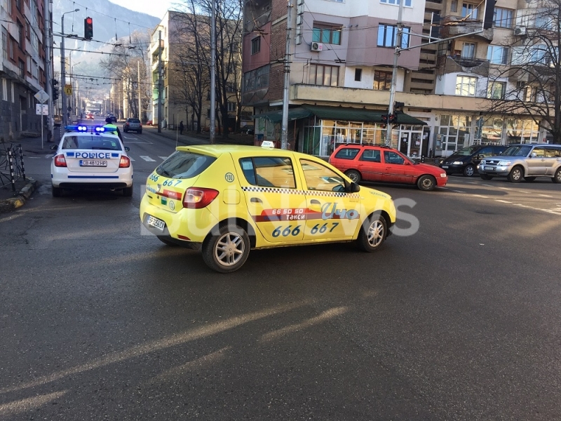 Преди броени минути такси блъсна велосипедист във Враца видя първо