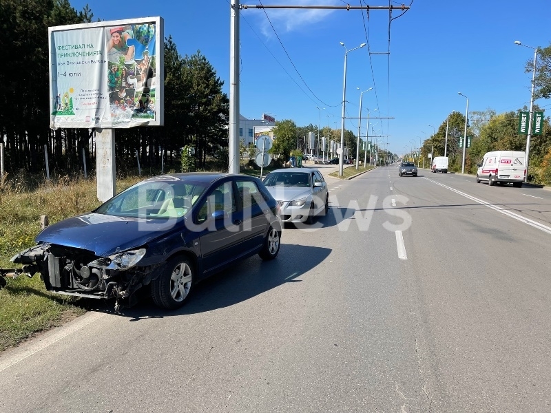 Жена се заби с колата си в Мерцедес във Враца