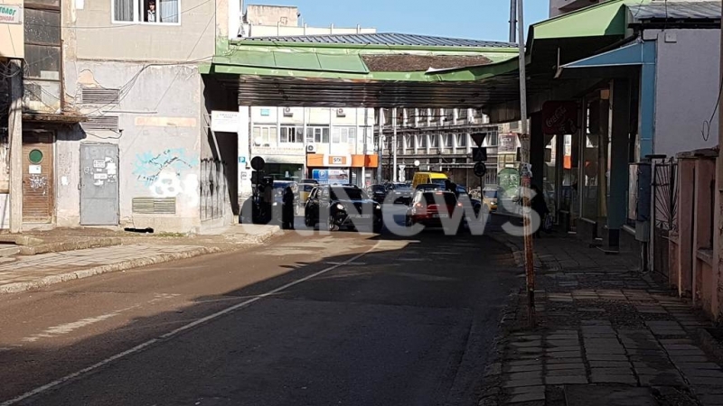 Кола е блъснала човек на едно от най натоварените кръстовища във