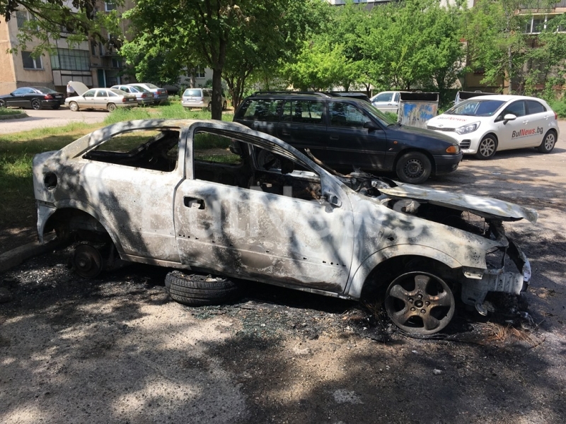Лек автомобил „Опел“ е изгорял снощи на паркинга пред блок