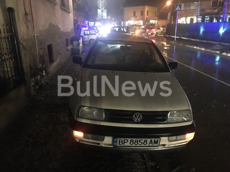 Човек е бил пометен преди минути на пешеходна пътека във