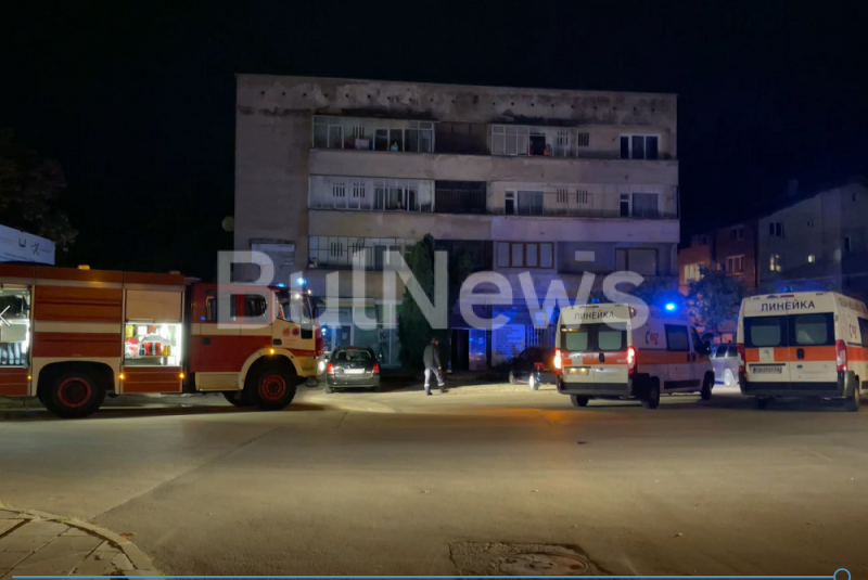 Пожарна и две линейки спряха преди минути пред блок в