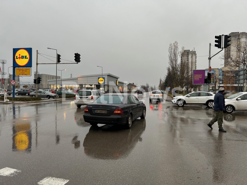 Две коли се натресоха на кръстовище във Враца заради неработещ