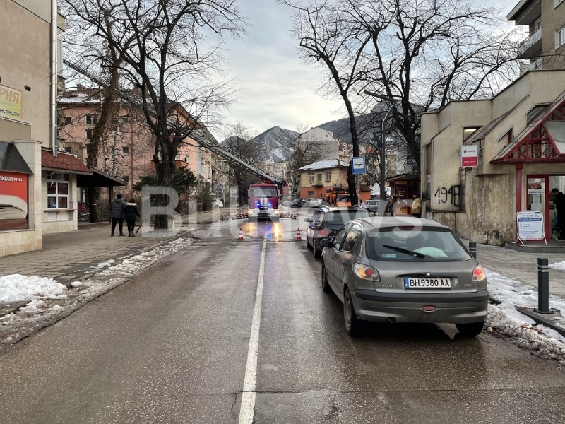 Извънредна ситуация във Враца! Затвориха улица "Кръстьо Българията" в час пик /снимки/