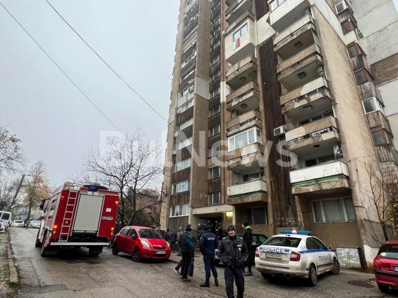 Пожар е избухнал преди минути в апартамент в един от